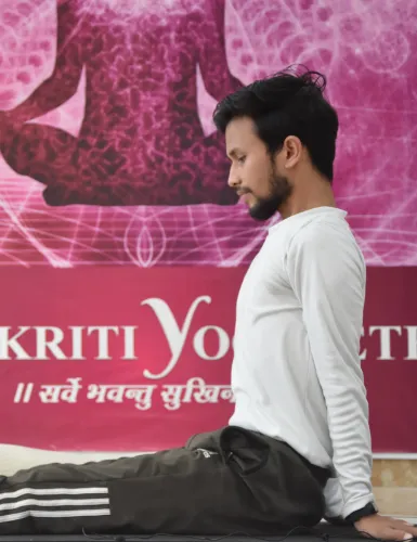 Top Hatha Yoga instructor certified by Yoga Alliance at Sanskriti Yogpeeth, Rishikesh